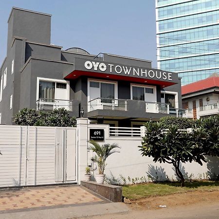 Oyo Townhouse 027 Sector 15 Gurgaon Hotel Exterior photo